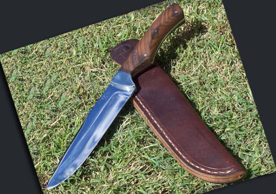#3 - CUCHILLO DE ASADO<br />
								HOJA: Acero Inox 420 Mov. con tratamiento termico y prueba de dureza Rockwell, tambien en acero al carbono SAE 5160. Largo de hoja 14cm aprox.
								CRUZ: En tapas de Bronce
								CABO: Retamo, Quebracho Colorado, Guayubira, etc.
								VAINA: Cuero cosido a mano.
