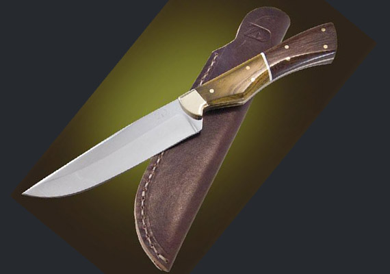 #4 - CUCHILLO DE ASADO<br />
								HOJA: Acero inoxidable 420 Mov. contratamientos termico y prueba de dureza Rockwell, tambien en acero al carbono SAE 5160.Largo 13cm aprox.
								CRUZ: Tapas de Bronce.
								CABO: En maderas duras combinadas.
								VAINA: Cuero cosido a mano.